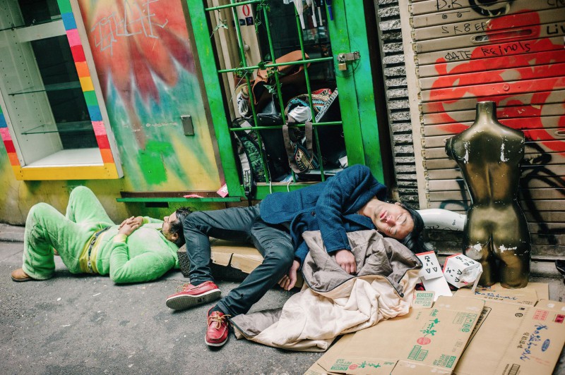 Фотография: Просто устал: почему лежащие на улицах пьяные японцы никого не смущают №10 - BigPicture.ru