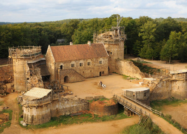 Лошади, лепешки и ни одного штробореза: французы строят замок по технологиям XII века