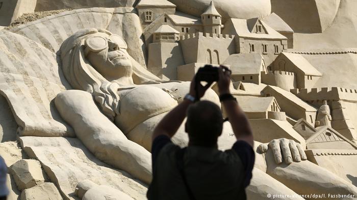 Фотография: В Германии построили самый большой в мире песчаный замок — высотой с пятиэтажный дом №6 - BigPicture.ru