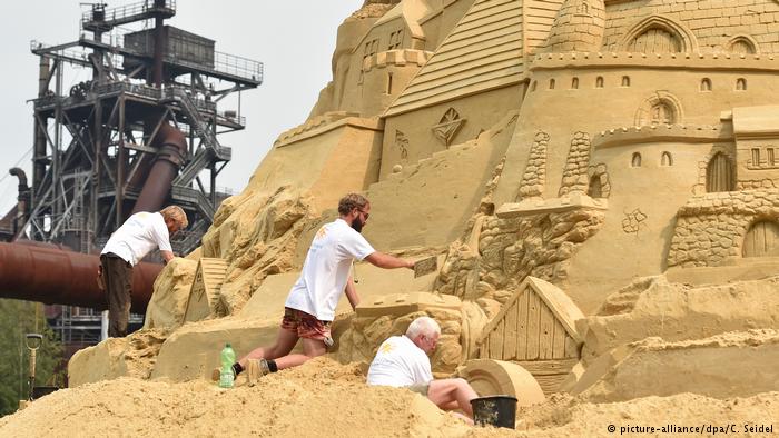 Фотография: В Германии построили самый большой в мире песчаный замок — высотой с пятиэтажный дом №4 - BigPicture.ru