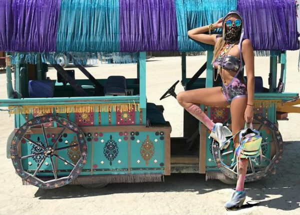 Радужный пони и грузовик с рогами: лучшие фотографии с Burning Man 2017