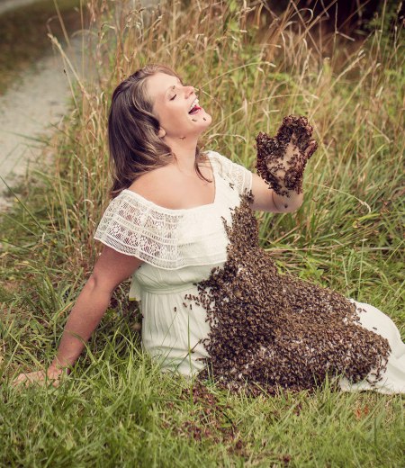Фотография: Жу-жу-жутковатые кадры: беременная американка устроила фотосессию с роем пчел №2 - BigPicture.ru