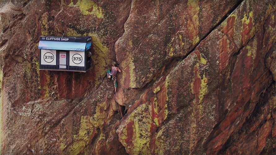 Магазин для альпинистов, висящий на скале. Фото