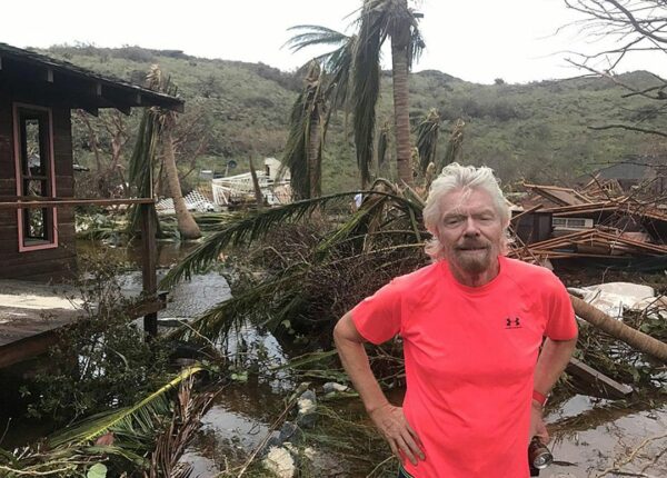 У разбитого корыта: миллиардер Ричард Брэнсон показал руины своего дома после урагана