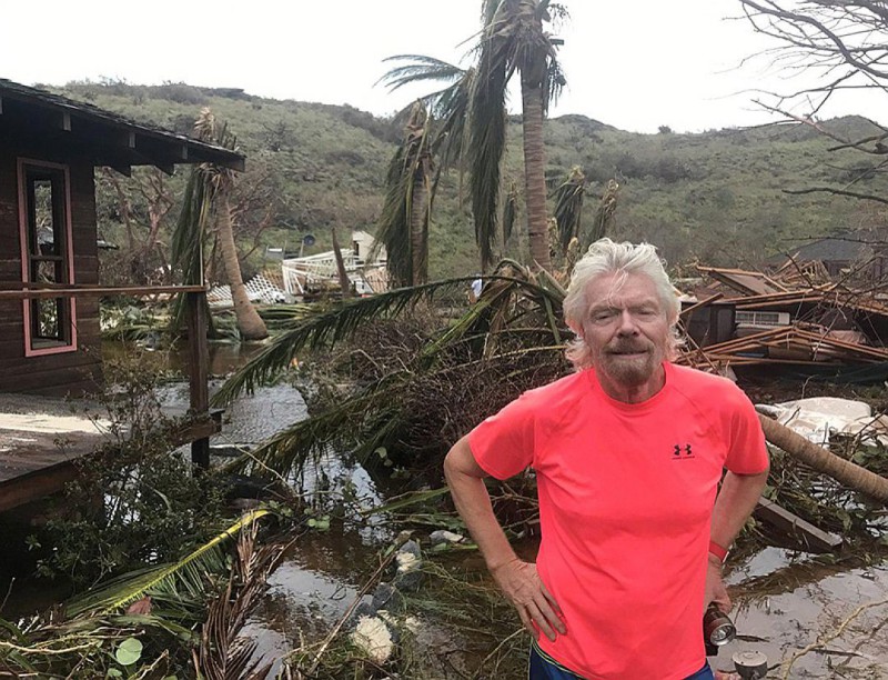 Фотография: У разбитого корыта: миллиардер Ричард Брэнсон показал руины своего дома после урагана №1 - BigPicture.ru
