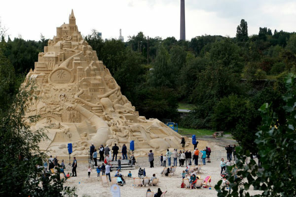 В Германии построили самый большой в мире песчаный замок — высотой с пятиэтажный дом
