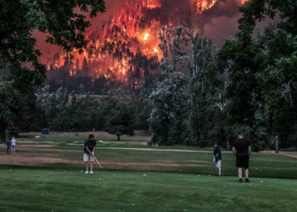 Гольф во время чумы: игроки на фоне лесного пожара в США