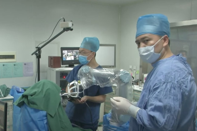 Фотография: В Китае робот-стоматолог впервые вставил зубы человеку №3 - BigPicture.ru
