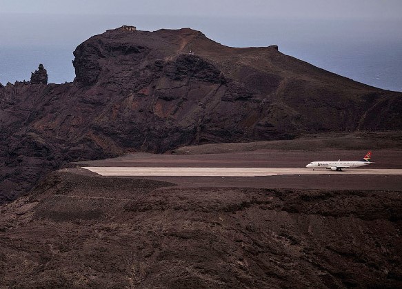 На острове, где умер Наполеон, простаивает самый бесполезный в мире аэропорт