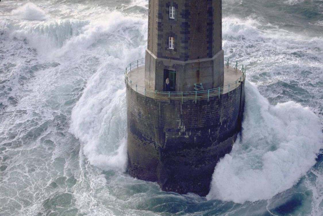 Фотография: Посреди бури: выжил ли смотритель маяка с легендарной фотографии? №10 - BigPicture.ru