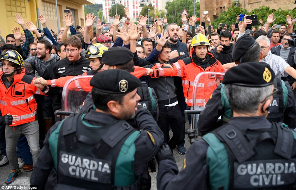 Фотография: Референдум в Каталонии: полиция жестко разгоняет голосующих №11 - BigPicture.ru