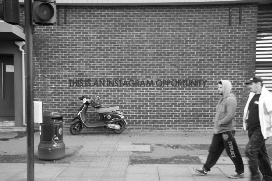 Фотография: Британец безжалостно издевается над киноафишами, дорожными знаками и рекламой №11 - BigPicture.ru
