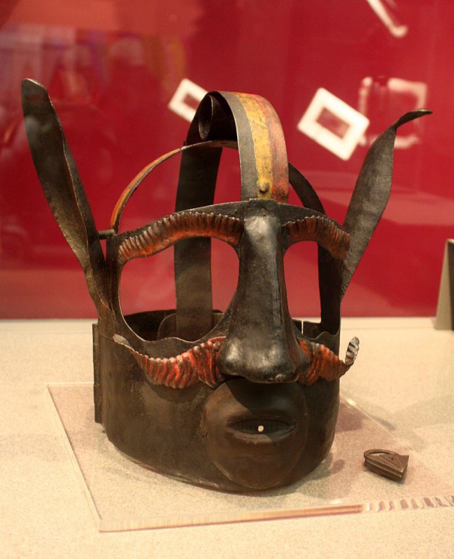 Фотография: Держи язык за зубами: железная маска, с помощью которой в Средневековье наказывали за сплетни №2 - BigPicture.ru