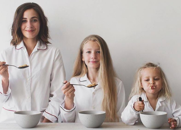 «Ctr+C — Ctr+V»: мама и дочки умиляют Instagram фотографиями в одинаковых образах