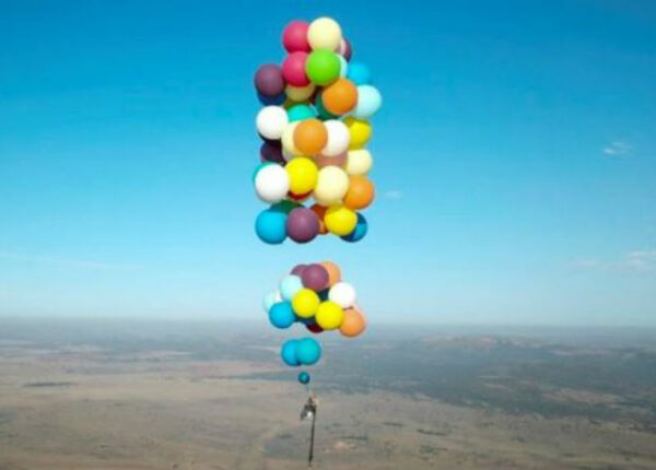 Вверх! Британец пролетел на воздушных шариках 25 километров