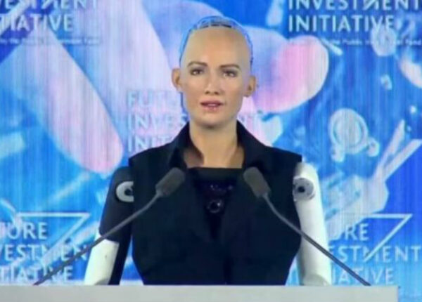 Робот София получила гражданство Саудовской Аравии, и теперь у нее больше прав, чем у женщин и трудовых мигрантов страны