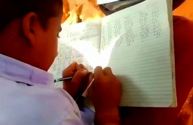 Фотография: В индийской школе все дети пишут обеими руками, хотя это умеет всего 1% населения Земли №3 - BigPicture.ru