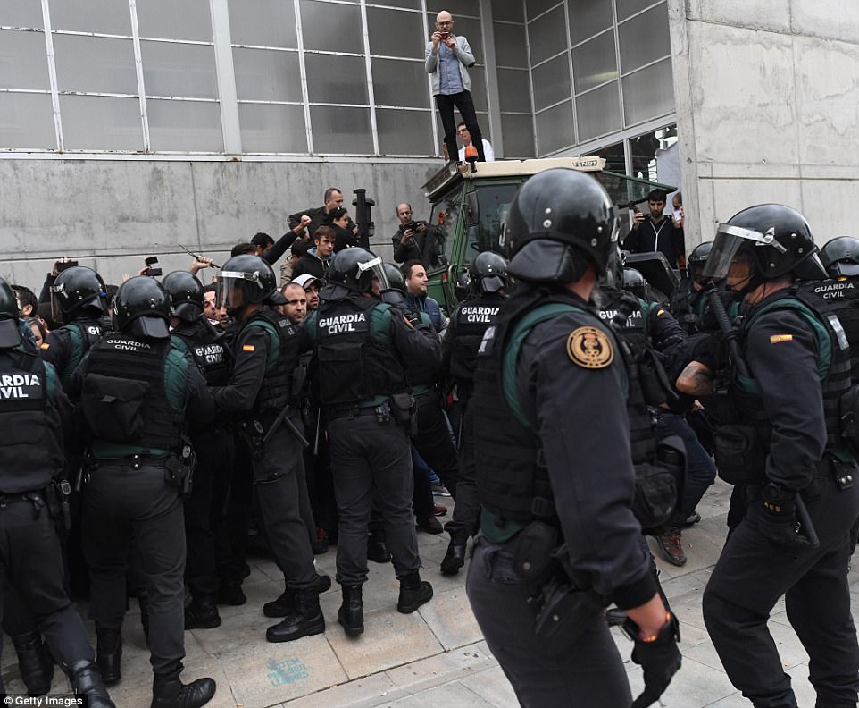 Фотография: Референдум в Каталонии: полиция жестко разгоняет голосующих №14 - BigPicture.ru