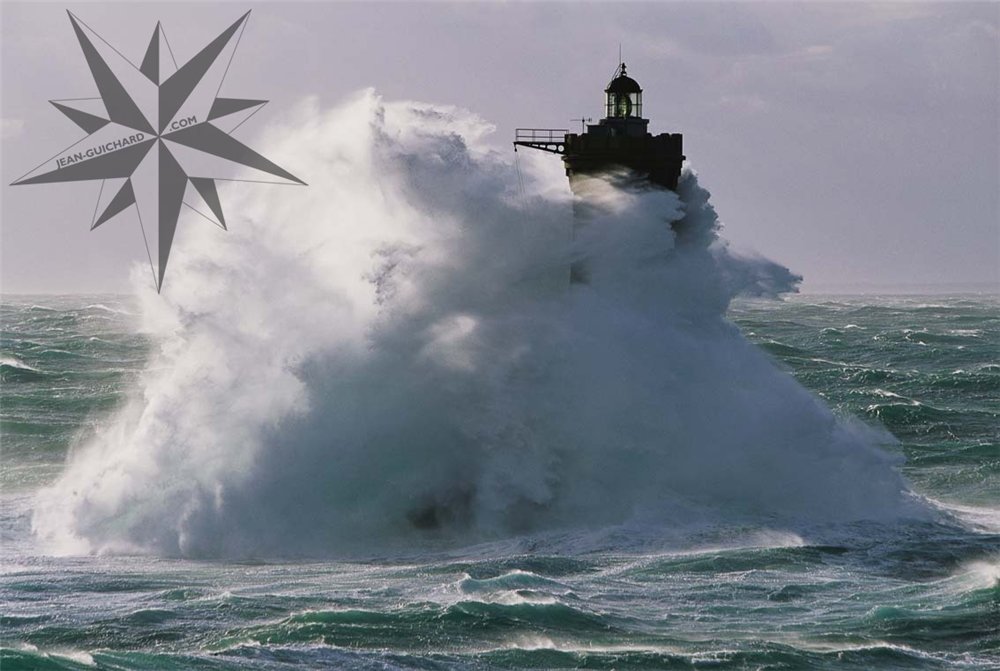 Фотография: Посреди бури: выжил ли смотритель маяка с легендарной фотографии? №17 - BigPicture.ru