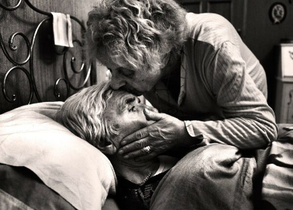 «Любовь сильнее болезни»: фотопроект о том, как пожилая пара боролась с болезнью Альцгеймера