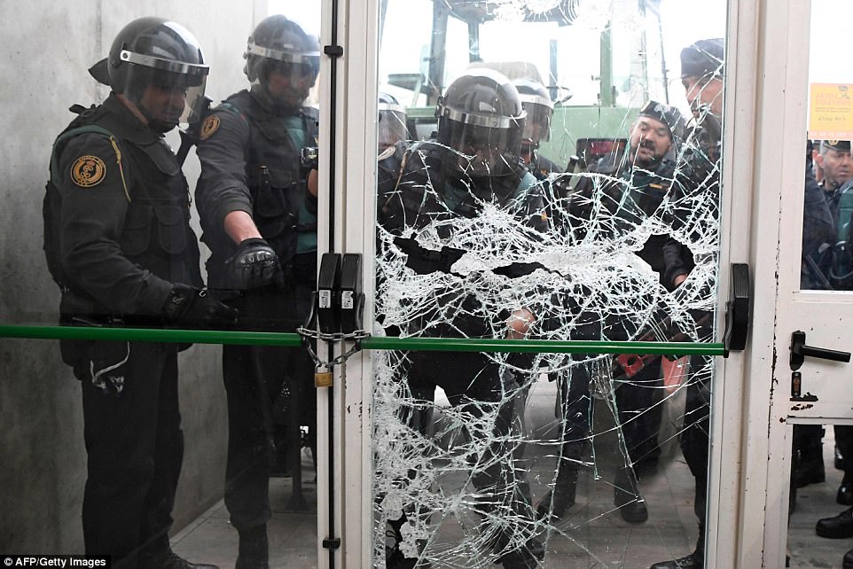 Фотография: Референдум в Каталонии: полиция жестко разгоняет голосующих №4 - BigPicture.ru