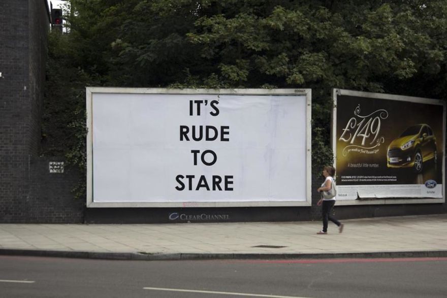 Фотография: Британец безжалостно издевается над киноафишами, дорожными знаками и рекламой №31 - BigPicture.ru