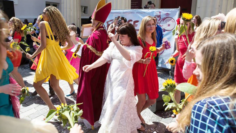 Фотография: Женщина вышла замуж за себя и сама себе изменила №2 - BigPicture.ru
