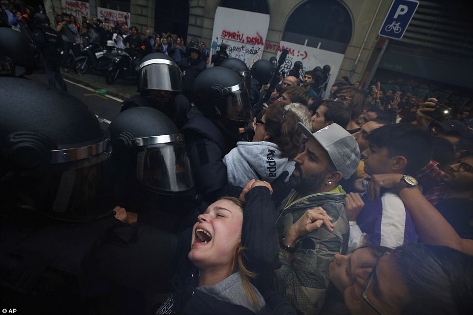 Фотография: Референдум в Каталонии: полиция жестко разгоняет голосующих №6 - BigPicture.ru