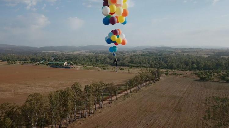 Фотография: Вверх! Британец пролетел на воздушных шариках 25 километров №4 - BigPicture.ru
