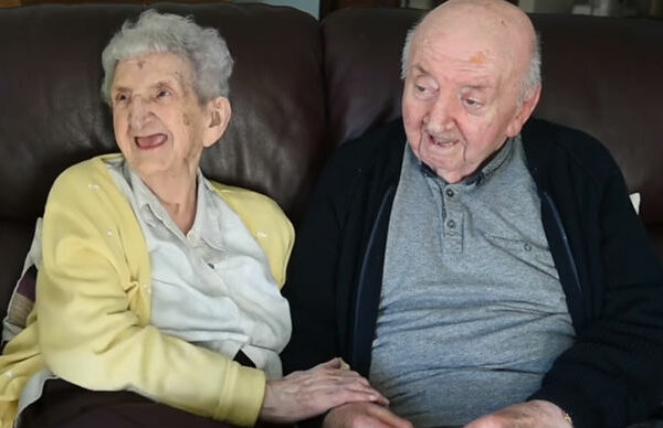 «Ты никогда не перестанешь быть мамой»: 98-летняя мать переехала к 80-летнему сыну в дом престарелых, чтобы за ним ухаживать