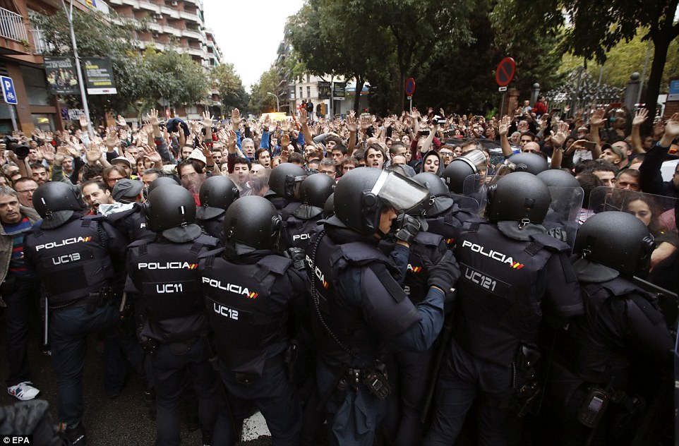 Фотография: Референдум в Каталонии: полиция жестко разгоняет голосующих №7 - BigPicture.ru