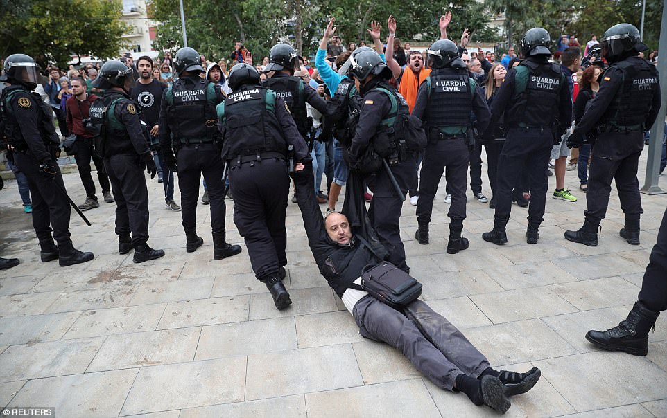 Фотография: Референдум в Каталонии: полиция жестко разгоняет голосующих №8 - BigPicture.ru