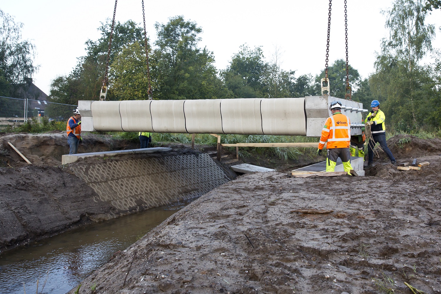 Фотография: В Нидерландах на 3D-принтере напечатали мост, способный выдержать 40 грузовиков №6 - BigPicture.ru