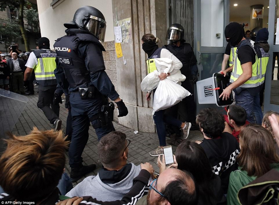 Фотография: Референдум в Каталонии: полиция жестко разгоняет голосующих №9 - BigPicture.ru