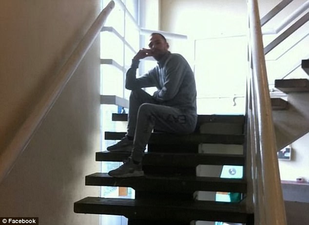 Фотография: Британскому заключенному продлят срок на два года за селфи в фейсбуке №7 - BigPicture.ru