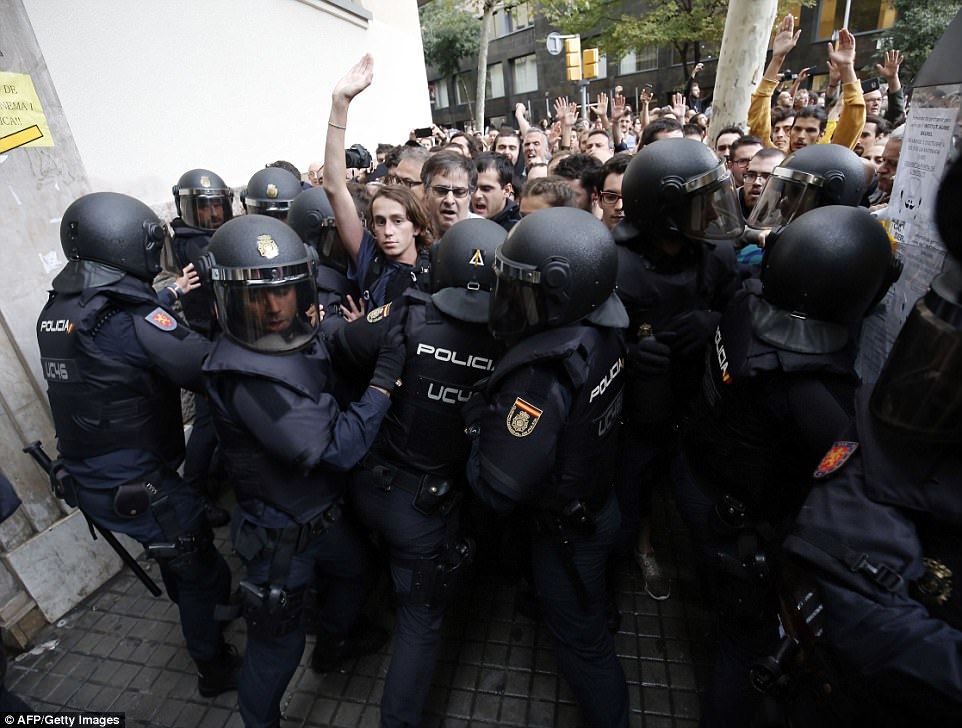 Фотография: Референдум в Каталонии: полиция жестко разгоняет голосующих №10 - BigPicture.ru