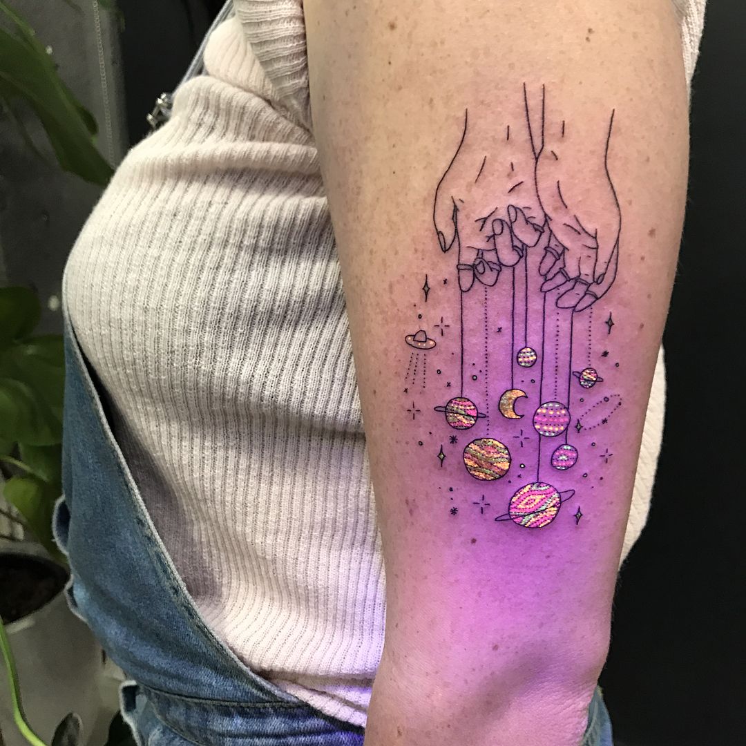 Фотография: «Гори, гори, моя звезда»: татуировки, которые меняются под ультрафиолетом №6 - BigPicture.ru