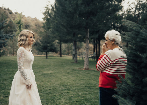 Растрогала до слез: внучка надела на свадьбу бабушкино платье, которому уже больше полувека