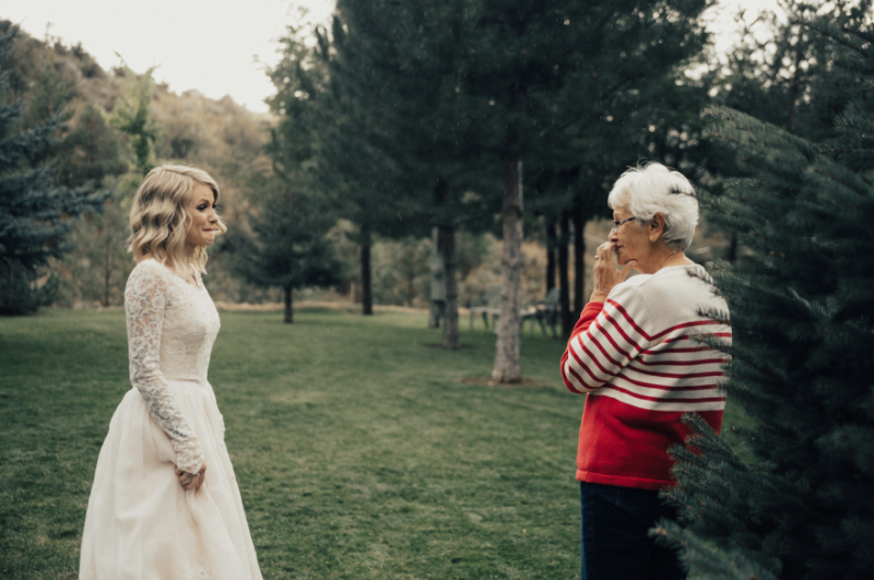 Фотография: Растрогала до слез: внучка надела на свадьбу бабушкино платье, которому уже больше полувека №1 - BigPicture.ru