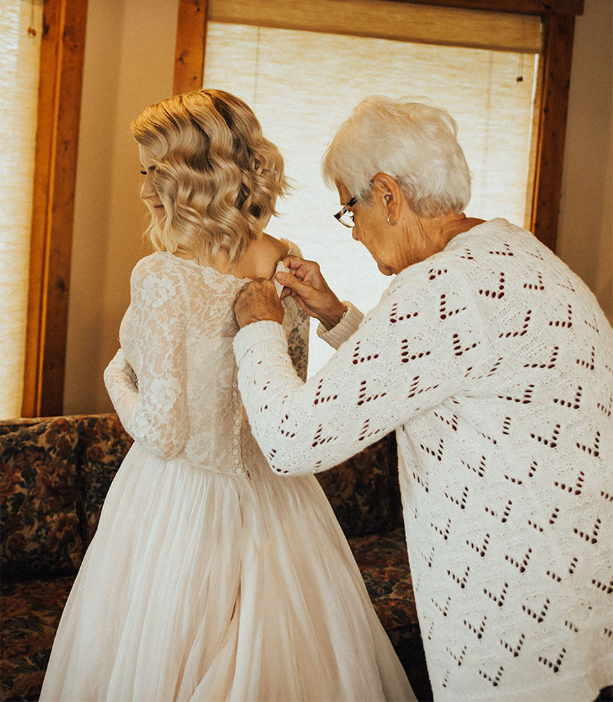 Фотография: Растрогала до слез: внучка надела на свадьбу бабушкино платье, которому уже больше полувека №6 - BigPicture.ru