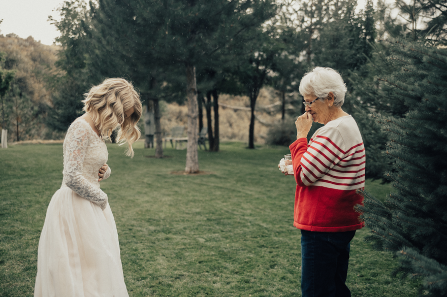 Фотография: Растрогала до слез: внучка надела на свадьбу бабушкино платье, которому уже больше полувека №7 - BigPicture.ru