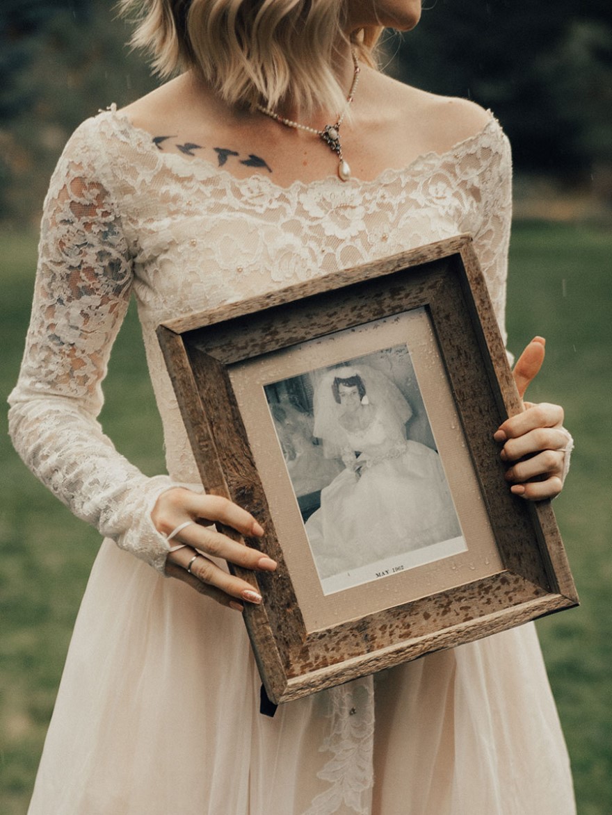 Фотография: Растрогала до слез: внучка надела на свадьбу бабушкино платье, которому уже больше полувека №3 - BigPicture.ru