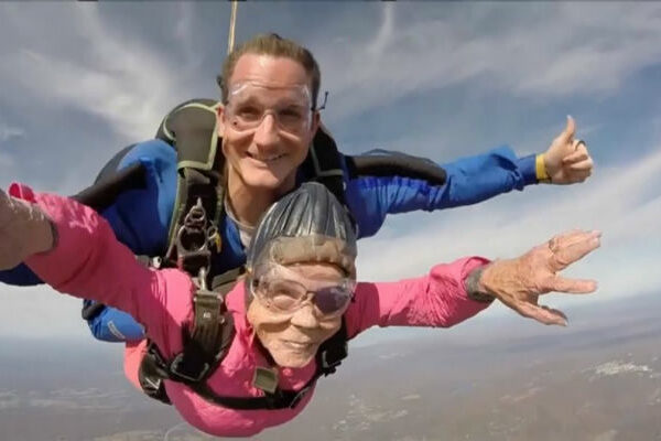 Очаровательная бабушка отпраздновала 94-летие, прыгнув с парашютом