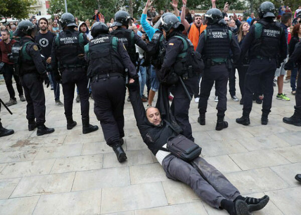 Референдум в Каталонии: полиция жестко разгоняет голосующих
