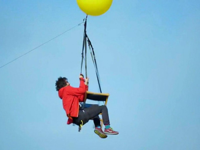 Фотография: Вверх! Британец пролетел на воздушных шариках 25 километров №2 - BigPicture.ru