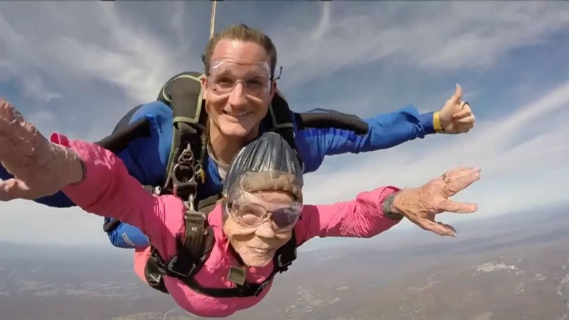 Фотография: Очаровательная бабушка отпраздновала 94-летие, прыгнув с парашютом №1 - BigPicture.ru
