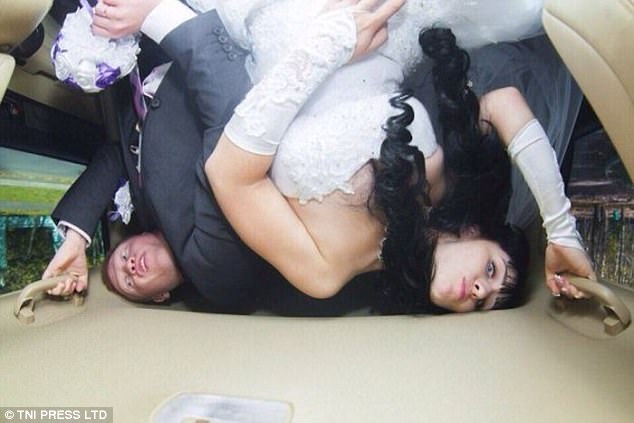 Фотография: Голь на выдумки хитра: вырвиглазные провинциальные свадебные фотосессии №10 - BigPicture.ru