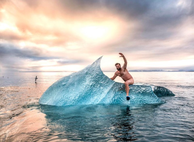 Фотография: Норвежец забрался голышом на айсберг ради крутой фотографии №3 - BigPicture.ru