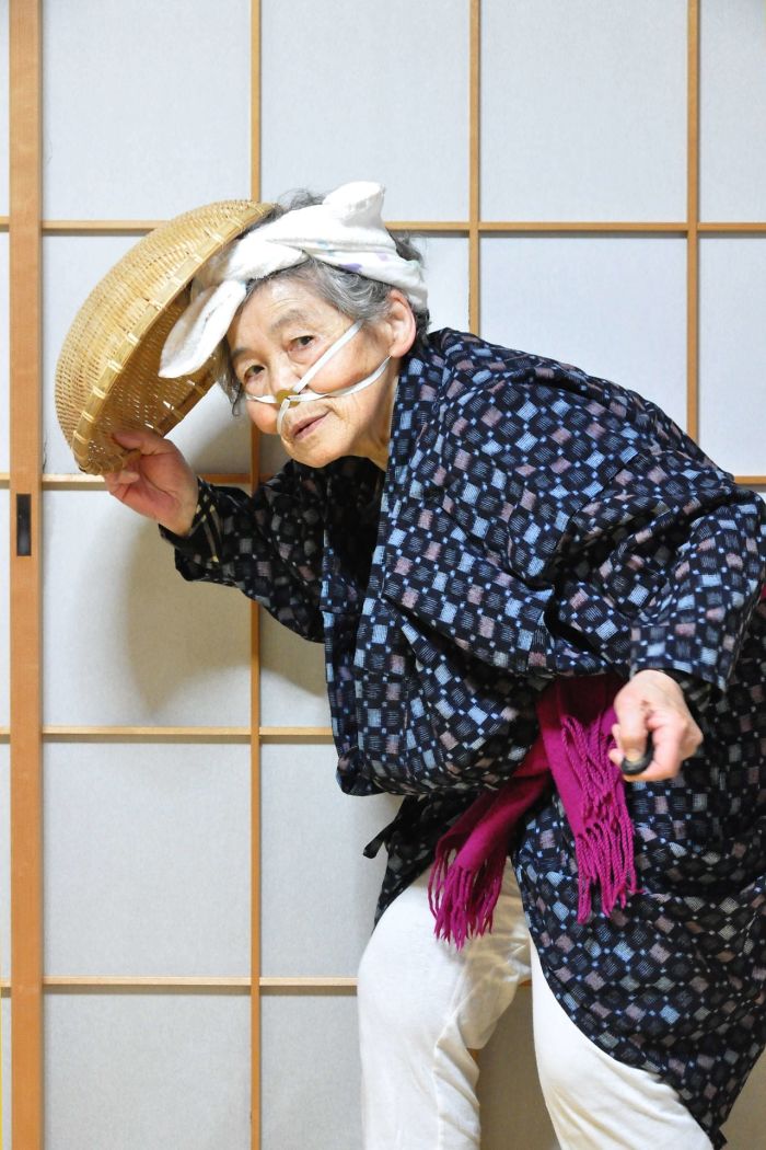 Фотография: Японская бабушка стала фотографом в 72 и теперь делает смешные автопортреты №12 - BigPicture.ru