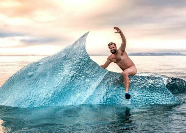 Норвежец забрался голышом на айсберг ради крутой фотографии
